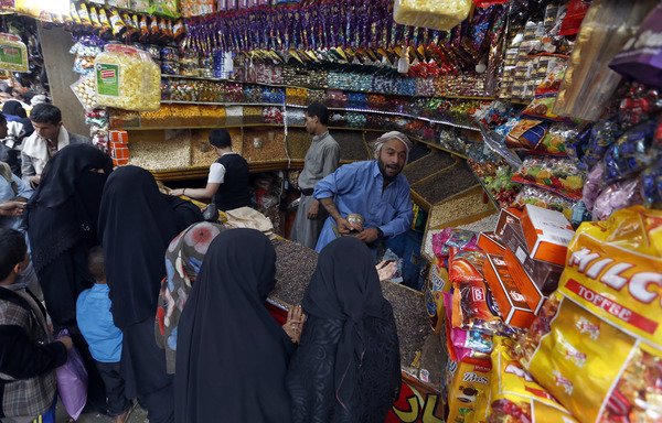 یمنی ها درحال خرید شیرینی و آجیل در یک بازار در پایتخت، صنعا دیده می شوند. کارشناسان هشدار می دهند که ادامه بدترشدن وضعیت ریال یمن نسبت به ارزهای خارجی تهدید است که توان شهروندان را ضعیف می کند. [محمد هویز/ خبرگزاری فرانسه]