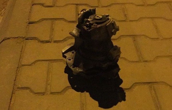 من بقايا الصاروخ البالستي الذي أطلقه الحوثيون من الأراضي اليمنية يوم السبت، 4 تشرين الثاني/نوفمبر، قرب العاصمة السعودية الرياض حيث تم أحباطه [صورة انتشرت على مواقع التواصل الاجتماعي]