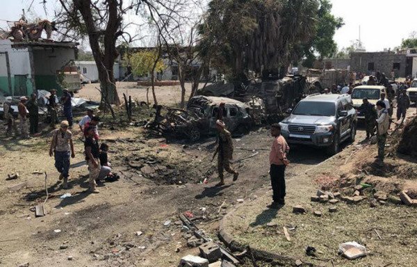 Les forces de sécurité yéménites inspectent les dégâts après une attaque revendiquée par « l'Etat islamique en Irak et en Syrie» à Aden, le 5 novembre. [Stringer/AFP]