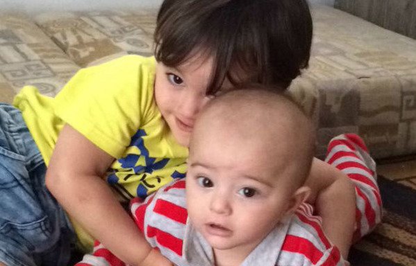 Mohammed et Abdoul-Majeed Nasr, enfants de réfugiés syriens, jouent dans leur maison à Mazraat Yachouh, au Mont-Liban. Le benjamin est né au Liban. [Nohad Topalian/Al-Mashareq]