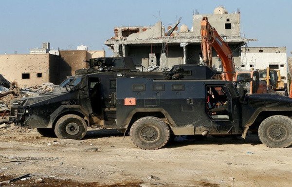 در این عکس، خودروهای نظامی سعودی در طی رویارویی با عناصری دیده می شوند که سپاه پاسداران انقلاب اسلامی ایران در العوامیه به عضویت گرفته است. [عکس با کسب اجازه از آژانس عربستان سعودی]