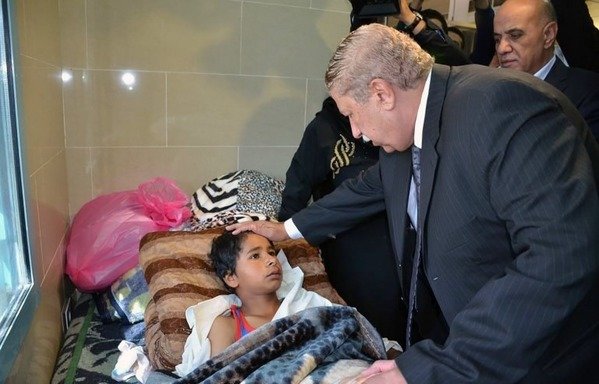 محافظ الاسماعيلية ياسين طاهر (إلى اليمين) يزور ضحايا الاعتداء الذي استهدف مسجد الجرير في الروضة القريبة من محافظة العريش شمال سيناء في 25 تشرين الثاني/نوفمبر 2017، في أحد المستشفيات شرق مدينة الاسماعيلية. قتل مسلحون 305 مصليا في تفجير واعتداء مسلح نفذوه داخل مشجد شمال سيناء، وهو الأكثر دموية في تاريخ البلاد الحديث. [مصور مستقل/ وكالة الصحافة الفرنسية]