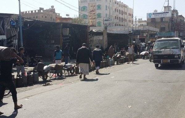 يمنيون في صنعاء ينتظرون في طابور لتلقّي قوارير الغاز المنزلي في أوائل تشرين الثاني/نوفمبر، 2017. [أبو بكر اليماني/المشارق]