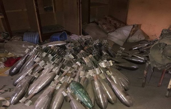 Security forces uncovered an 'Islamic State of Iraq and Syria' weapons cache in al-Saray neighbourhood of Tal Afar, on November 11th, which contained a large number of explosives. [Photo from the Intelligence Directorate Facebook page]