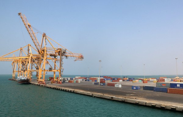 این عکس که روز 7 نوامبر گرفته شده است، بندر الحدیده در دریای سرخ را نشان می دهد که به تازگی به هدف تسهیل انتقال کمک های امدادی به این کشور جنگ زده بازگشایی شد. [عبد حیدر/ خبرگزاری فرانسه]