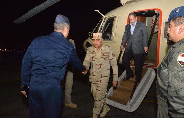 Les ministres égyptiens de la défense et de l'intérieur retournent au Caire en toute sécurité après une attaque à la roquette contre un aéroport militaire du nord du Sinaï lors de leur visite. [Photo republiée avec l'aimable autorisation du porte-parole de l'armée égyptienne Tamer al-Rifai]