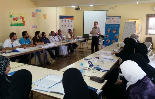 Des jeunes jordaniens participent à une session de formation dans le cadre d'un projet du Programme des Nations unies pour le développement qui recrute des réfugiés syriens pour transmettre des compétences professionnelles. [Photo fournie par le Business Development Centre]