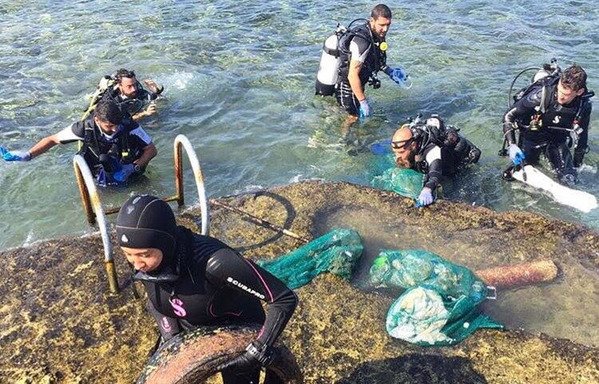 Lebanese divers take part in an initiative to clean up the coast off the town of Tabarja, 25 kilometres north of Beirut. [Photo courtesy of Maya Saad]