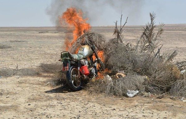 L'armée égyptienne a attaqué deux cachettes de "l'Etat islamique en Iraq et en Syrie" dans le centre du Sinaï et a détruit une motocyclette et un véhicule à quatre roues motrices. [Photo de la page Facebook du porte-parole de l'armée égyptienne, le colonel Tamer al-Refai]