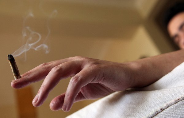 Un homme fume du hachich chez lui au Caire sur cette photo d'archive du 4 avril 2010. Selon l'armée égyptienne, Wilayat Sinaï, affilié de « l'État islamique », mène un trafic de drogue afin de récolter des fonds pour ses opérations. [Victoria Hazou/AFP]
