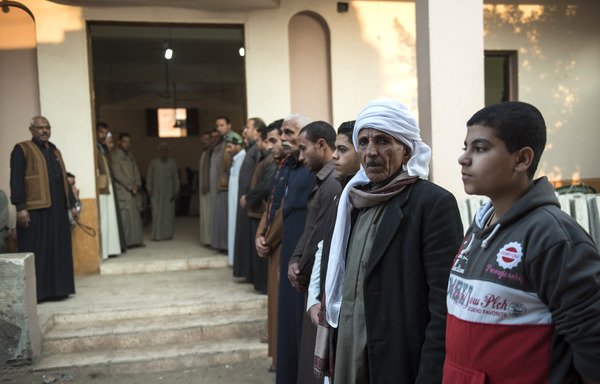 Le 26 novembre, des Egyptiens assistent aux funérailles de Fethy Ismail, muezzin de la mosquée d'al-Rawda, qui est mort dans une attaque de « l'Etat islamique en Irak et en Syrie» près d'al-Arish, capitale de la province du Sinaï du Nord. [Mohamed el-Shahed/AFP]