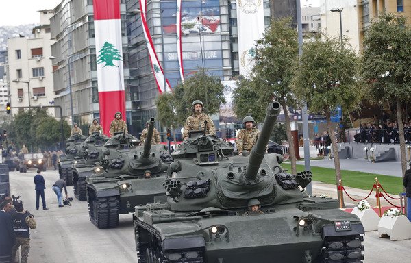 Les forces armées libanaises défilent lors d'une parade pour la fête de l'indépendance le 22 novembre à Beyrouth. [Anwar Amro/AFP]