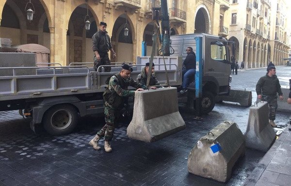 Des soldats libanais retirent des barrières en béton dans le centre-ville de Beyrouth pour rétablir le trafic dans la zone après presque quatre ans de fermeture. [Photo fournie par la National News Agency]