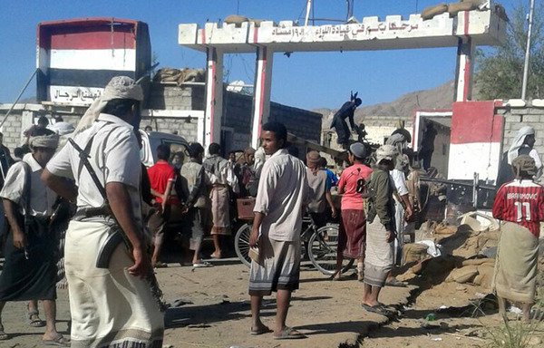 Des Yéménites se rassemblent devant le camp de la 19e brigade d'infanterie à Baihan, dans la province de Shabwa, après qu'il eut été pris par al-Qaïda le 12 février 2015. Les forces d'élite de Shabwa sont parvenues à chasser les restes d'al-Qaïda de la province. [Stringer/AFP]