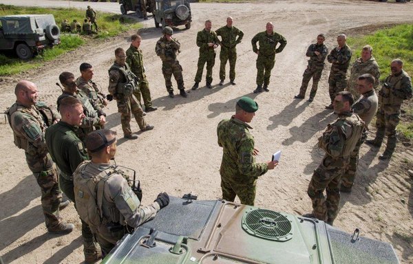 La police militaire russe s'est déployée dans plusieurs régions de Syrie pour superviser les zones de désescalade et assurer la sécurité des installations et du personnel russes. Les troupes russes commencent à se retirer de Syrie après une déclaration de victoire sur « l'État islamique en Irak et en Syrie » prononcée le 7 décembre, que certains jugent prématurée. [Photo fournie par Mohammed al-Abdoullah]