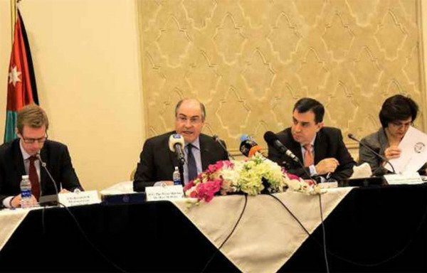 Des responsables jordaniens et internationaux annoncent l'approbation de la Plate-forme d'intervention de la Jordanie pour la crise syrienne lors d'une réunion du 1er février présidée par le Premier ministre Hani al-Mulki. [Photo fournie par le ministère de la planification et de la coopération internationale]