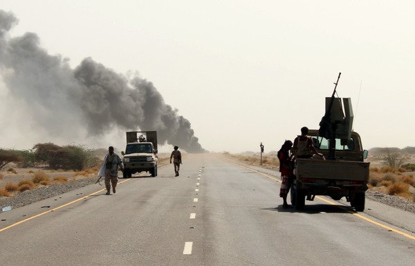 Des soldats yéménites dans leurs véhicules sur la route menant à la ville de Khokha, reprise aux Houthis le 7 décembre 2017. [Saleh al-Obeidi/AFP]