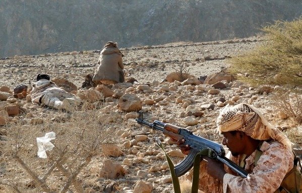 Des combattants yéménites prennent position alors qu'ils approchent de l'emplacement présumé d'un chef d'al-Qaïda dans la péninsule arabique (AQPA) lors de leur offensive dans la vallée de Mesini, dans la province de l'Hadramaout, le 21 février. Ces derniers jours, les forces spéciales yéménites entraînées par les Émirats arabes unis ont débarrassé la province d'Abyan des éléments restants d'al-Qaïda. [Saleh al-Obeidi/AFP]