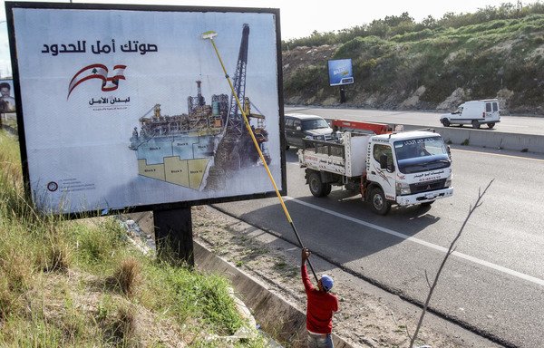 صورة التقطت بتاريخ 9 آذار/مارس على الطريق السريع في مدينة صور الساحلية جنوب لبنان يظهر لوحات اعلانية للانتخابات النيابية لعام 2018. [محمود زيات/وكالة الصحافة الفرنسية]