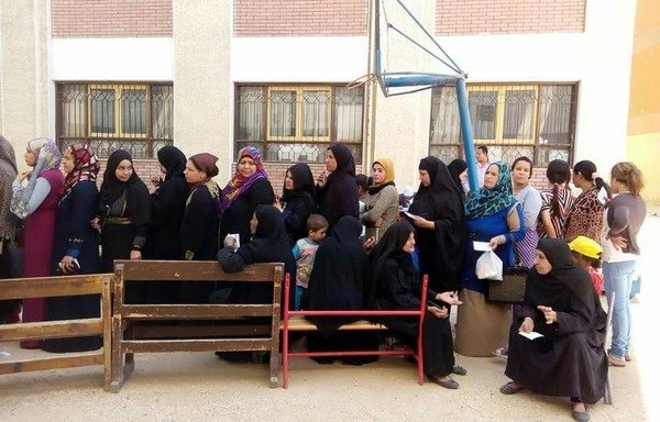 Des électeurs font la queue devant le bureau de vote de l'école préparatoire pour femmes du gouvernorat de Port-Saïd, pour le deuxième jour de vote de l'élection présidentielle en Égypte. [Photo fournie par la Coalition de soutien égyptienne]
