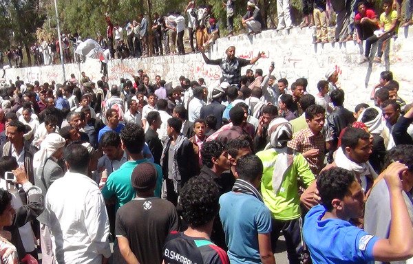 Des Yéménites participent à un rassemblement pour protester contre la présence des Houthis (Ansarallah) dans la municipalité d'Ibb, le 21 février 2015. [Stringer/AFP]