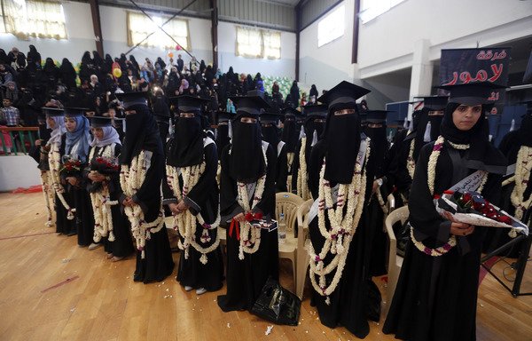 Yemeni university students attend a graduation ceremony in Sanaa on May 24th, 2017. [Mohammed Huwais/AFP]