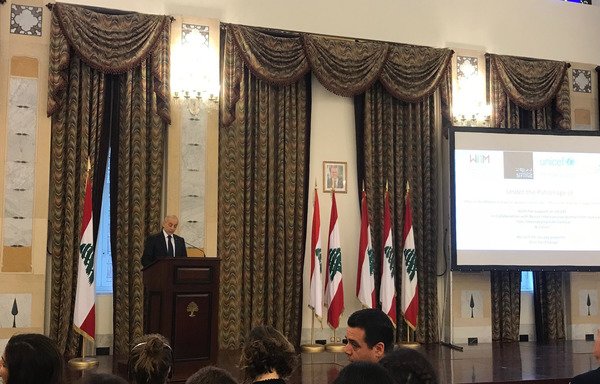 Le ministre d'État aux Affaires des déplacés Mouin al-Merhebi prononce un discours lors du lancement de la campagne « Des filles pour le changement », le 29 mars. Ce projet aide des réfugiées syriennes et palestiniennes, ainsi que des Libanaises, à se faire entendre par le biais du cinéma. [Nohad Topalian/Al-Mashareq]