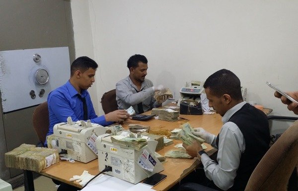 کارکنان در حال شمارش پول در بانک بین المللی یمن در صنعا می باشند. [نبیل عبدالله التمیمی/المشارق]