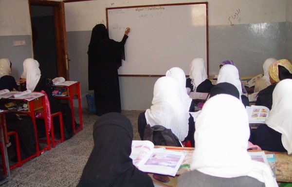 في تعميم بتاريخ 11 نيسان/أبريل، منع الحوثيون الموسيقى والرقص في حفلات التخرج في مدارس صنعاء. [ابو بكر اليماني/المشارق]