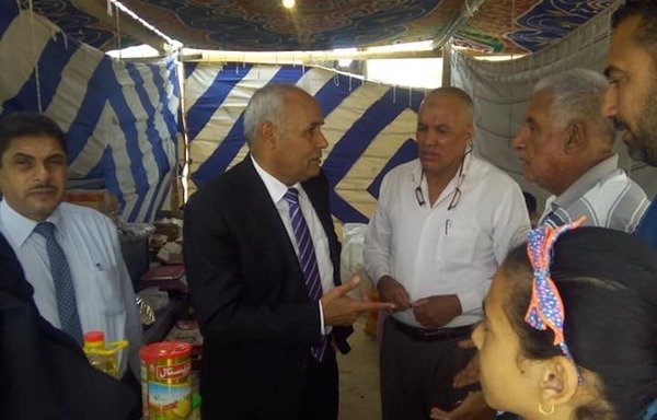Nasrallah Mohamed Nasrallah, maire de Bir al-Abed, ouvre officiellement le marché alimentaire Ahlan Ramadan dans le Nord-Sinaï le 14 mai. [Photo fournie par le centre de presse de la ville de Bir al-Abed]