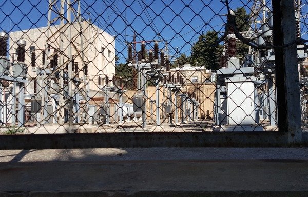 نیروگاه های برق لبنان، از جمله این نیروگاه برای تامین سطح تقاضای ملی به اندازه کافی برق تولید نمی کنند. [جنید سلمان/ المشارق]