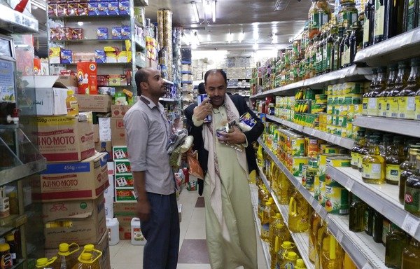 Un Yéménite fait ses courses dans le district d'al-Asbahi à Sanaa. [Abou Bakr al-Yamani/Al-Mashareq]