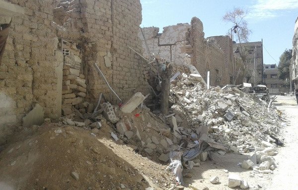 منطقه غوطه شرقی که پیش از این تحت کنترل مخالفین قرارداشت، طی جنگ سوریه دچار خسارات سنگینی شده است. بسیاری از شهروندان وادار به فرار شده اند و قوانین جدید مالکیت که از سوی رژیم به تصویب رسیده، کار مصادره اموال آنها را آسان تر کرده است.[عکس با کسب اجازه از مازن الریفی]