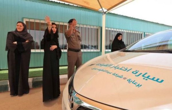 السلطات السعودية تبدأ بإصدار رخص القيادة للنساء