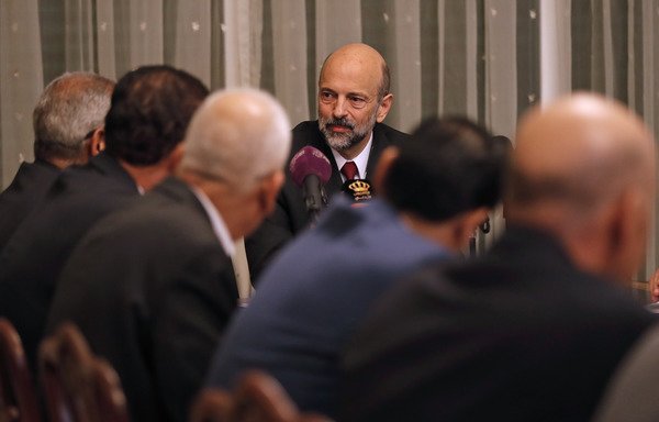 Le Premier ministre jordanien récemment nommé, Omar al-Razzaz, rencontre les représentants des syndicats à Amman le 7 juin. [Ahmad Gharbali/AFP]