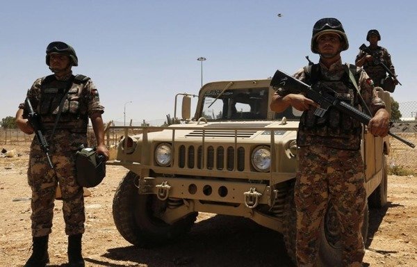نیروهای اردنی در حال گشت زنی در نزدیکی مرز اردن با سوریه.[عکس با کسب اجازه از نیروهای مسلح اردن]