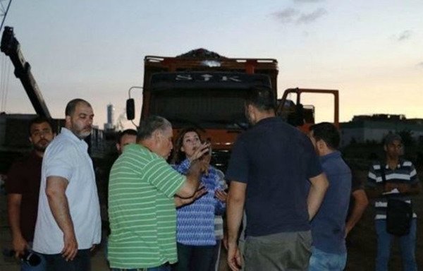 قالت النائبة اللبنانية بولا يعقوبيان التي زارت مطمر برج حمود مؤخرا إن لبنان يواجه "نكبة بيئية" نتيجة رمي النفايات بطريقة عشوائية. [حقوق الصورة للمكتب الإعلامي لبولا يعقوبيان]