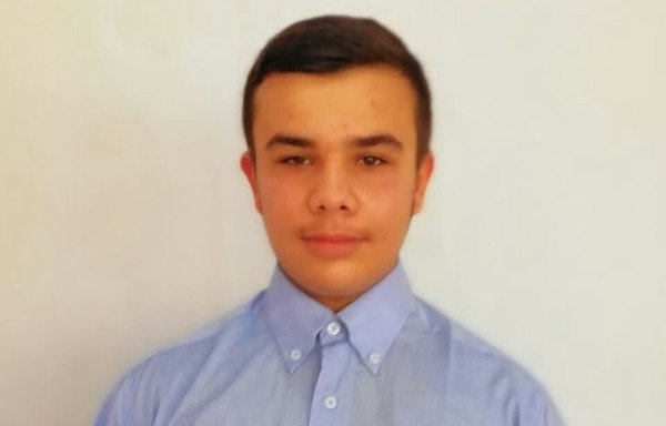 احمد اکرم زیاده، پناهنده سوری از داریا موفق شد در امتحانات سراسری بریفیه در استان بقاع به مقام نخست و در کل لبنان به مقام چهارم دست یابد. [عکس با کسب اجازه از احمد اکرم زیاده]