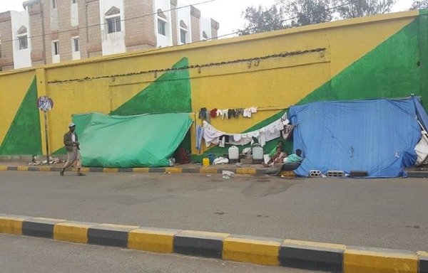 Une famille yéménite déplacée d'al-Hodeidah a installé un abri temporaire sur le trottoir devant l'université de Sanaa. [Photo fournie par Angela Abou Isbaa]
