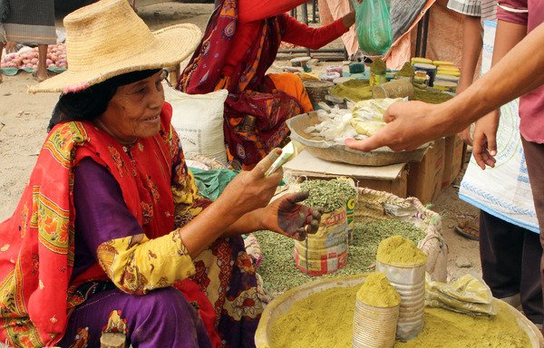 امرأة يمنية تبيع الحنة ومنتجات أخرى في سوق بمديرية عبس بشمال محافظة حجة يوم 15 تموز/يوليو. [عيسى أحمد/وكالة الصحافة الفرنسية]