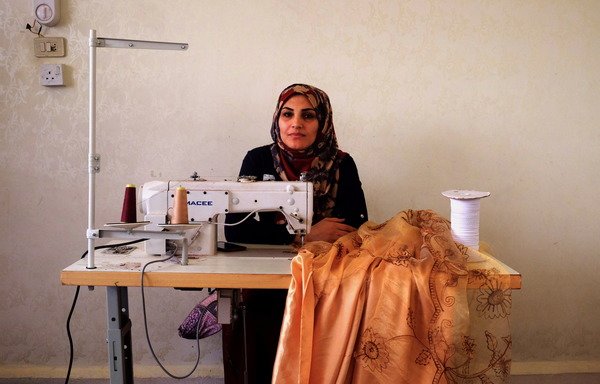 Salwa Naqarash utilise une machine à coudre qu'elle a achetée avec le salaire qu'elle a touché en participant au programme Action contre la faim. [Aida Burnett-Cargill/Action contre la faim]