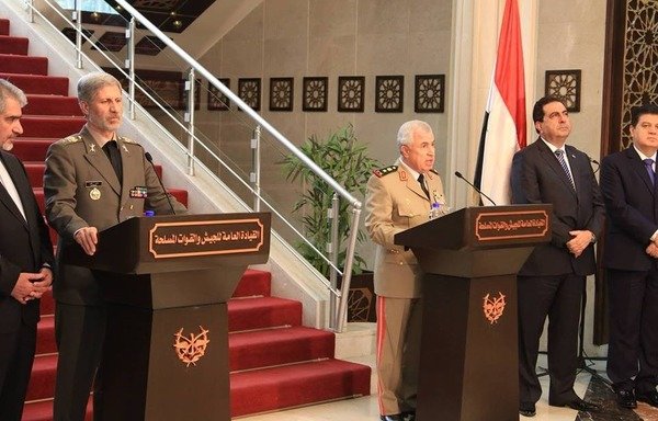 وزيرا الدفاع السوري والإيراني يشاركان في مؤتمر صحافي عقب توقيع الاتفاق العسكري الجديد. [الصورة من مواقع سورية وإيرانية على الإنترنت وتم تداولها على وسائل التواصل الاجتماعي]