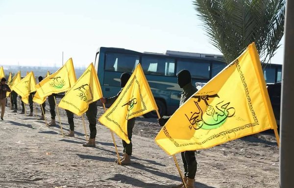 پیکارجویان عراقی با حرکت النجبا در خلال برگزاری یک مراسم خاکسپاری نمادین برای متوفیان خود در قبرستان یمن در تصویری که به صورت آنلاین در 11 دسامبر 2017 منتشر شد، دیده می شوند.