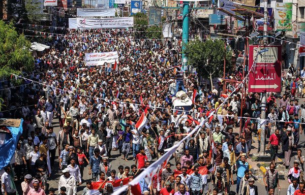 يمنيون يشاركون في مسيرة للاحتجاج على التضخم وارتفاع تكاليف المعيشة في مدينة تعز بجنوب غرب اليمن يوم 14 تشرين الأول/أكتوبر. وقد اتخذت الحكومة منذ ذلك الحين تدابير لإيقاف تدهور العملية اليمنية. [أحمد الباشا/وكالة الصحافة الفرنسية]