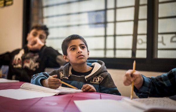 Des enfants assistent à un cours de mathématiques dans le cadre d'un programme d'alphabétisation au Liban. [Photo fournie par Joanna de Tissier/Fonds fiduciaire régional de l'UE]