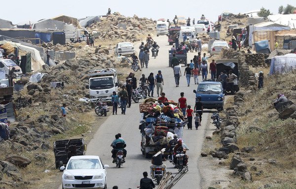 Des familles syriennes déplacées de la campagne de Quneïtra, dans le sud-ouest de la Syrie, se rendent vers des zones près du plateau du Golan. Le 9 décembre, l'ONU a repris les fournitures d'aide à la Syrie en empruntant le passage frontalier Nassib-Jaber. [Photo fournie par l'UNICEF]