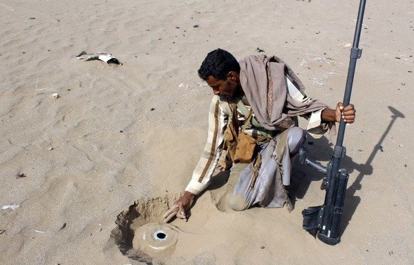 Le 14 novembre 2018, un membre des forces progouvernementales yéménites cherche des mines dans les faubourgs est d'al-Hodeidah, alors que les forces continuent de lutter pour reprendre le contrôle de la ville aux Houthis. [Saleh al-Obeidi/AFP]