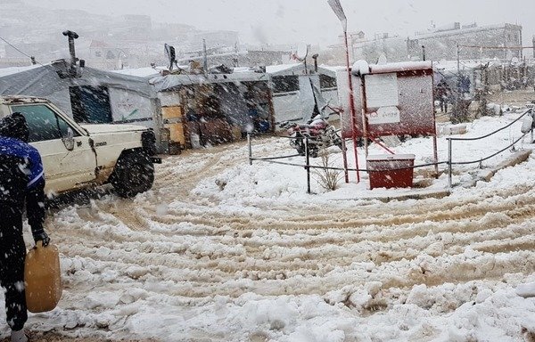 صعّب التساقط الكثيف للثلوج الوصول إلى أجزاء من عرسال حيث يأوي 130 مخيما آلاف اللاجئين السوريين. [حقوق الصورة لخالد رعد]