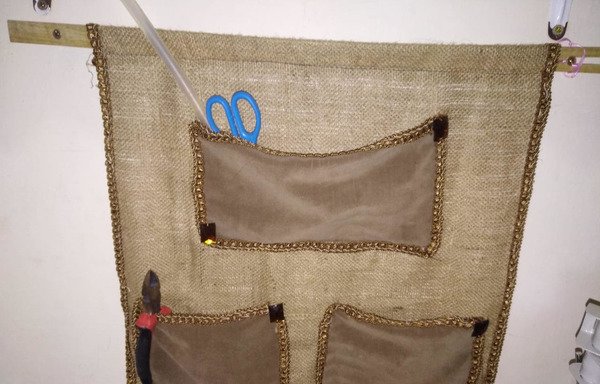 Un sac en toile de jute et des chutes de velours ont été transformés en tablier équipé de poches pour ranger des outils de couture. [Photo fournie par Mervat Mohammed Amin]