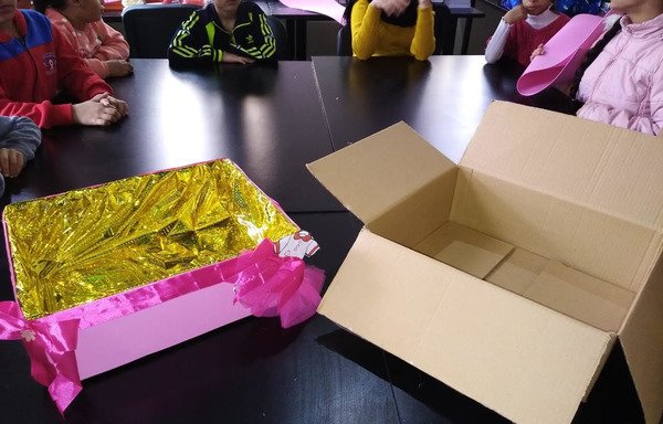 Objets fabriqués par des enfants avec du carton, du papier et du tissu. [Photo fournie par Mervat Mohammed Amin]